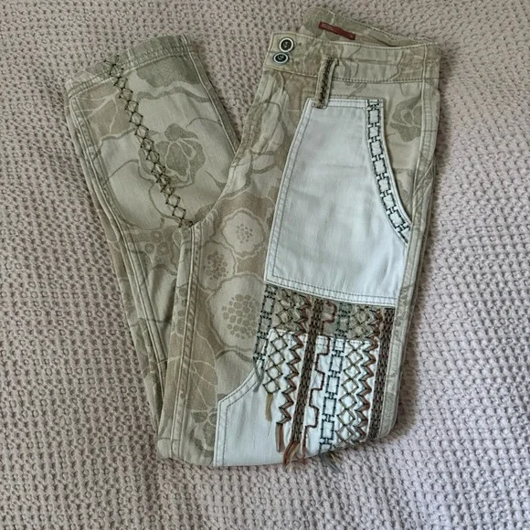 Pilcro by Anthropologie The Camp Wanderer Patchwork Embroidered Cargo Pant Sz 26 - Picture 4 of 13